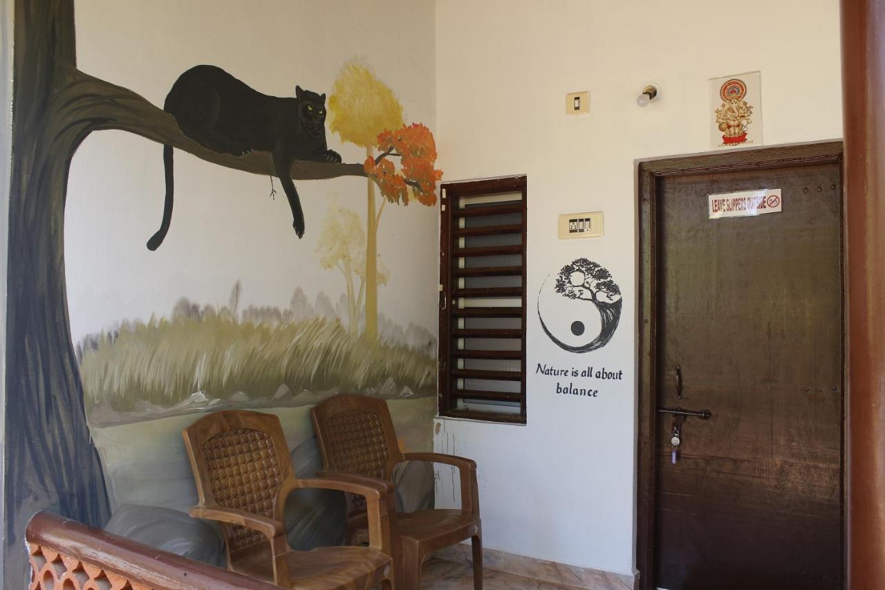 Tusker Tribe Hostel โกการ์นา ภายนอก รูปภาพ