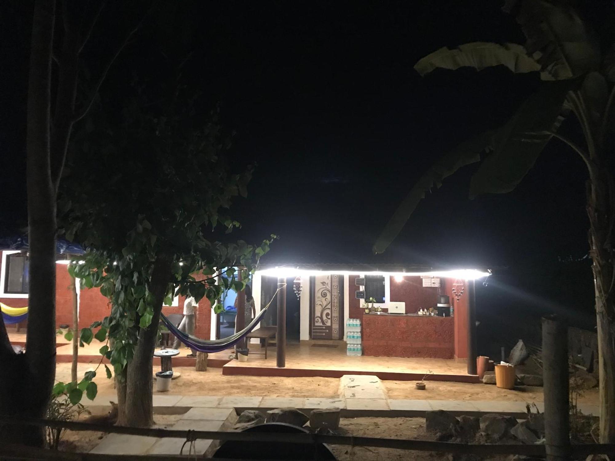 Tusker Tribe Hostel โกการ์นา ภายนอก รูปภาพ