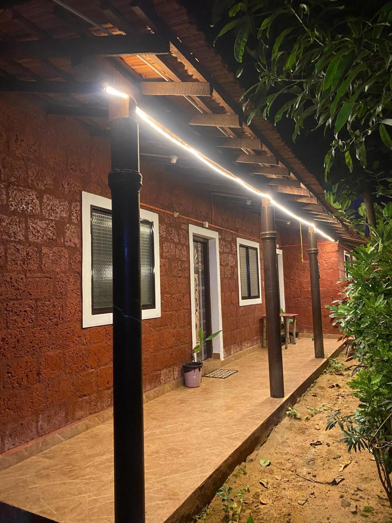 Tusker Tribe Hostel โกการ์นา ภายนอก รูปภาพ