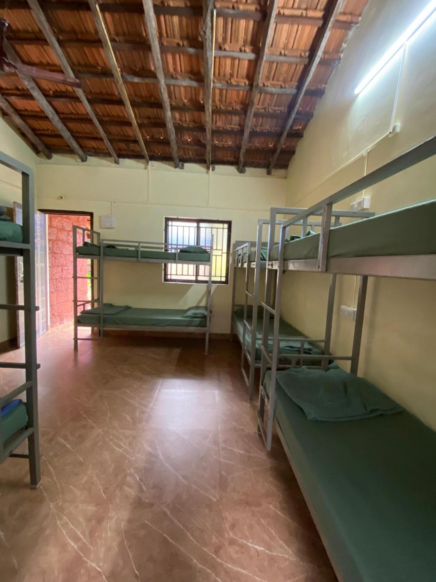 Tusker Tribe Hostel โกการ์นา ภายนอก รูปภาพ